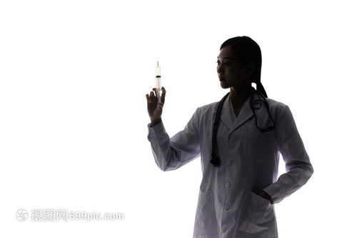 手持針筒的女性醫(yī)生剪影 傳遞守護(hù)與健康的無(wú)聲力量